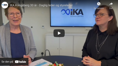 Skjermbilde av veideo. To kvinner sitter ved bord og snakker sammen. Skjerm i bakgrunnen med logoen til IKA Kongsberg.