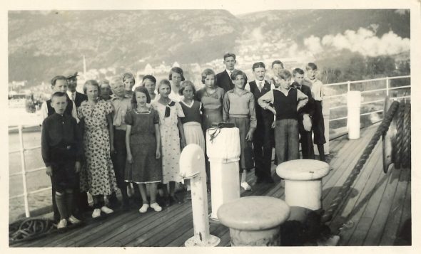 Gruppebilde av elever om bord på Amerikaskipet SS Bergensfjord i 1934