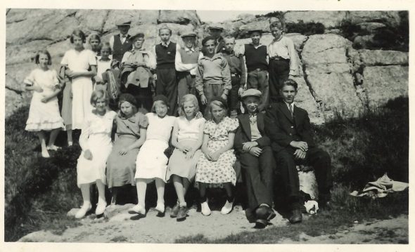 Gruppebilde av elever fra Vegård skole på toppen av Fløyfjellet i Bergen i 1934