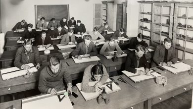 Gutter eller unge menn siter i et klasserom og tegner tekniske tegninger.