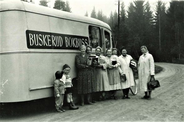 Barn og kvinner som har lånt bøker foran bokbussen i Ådal  høst 1953