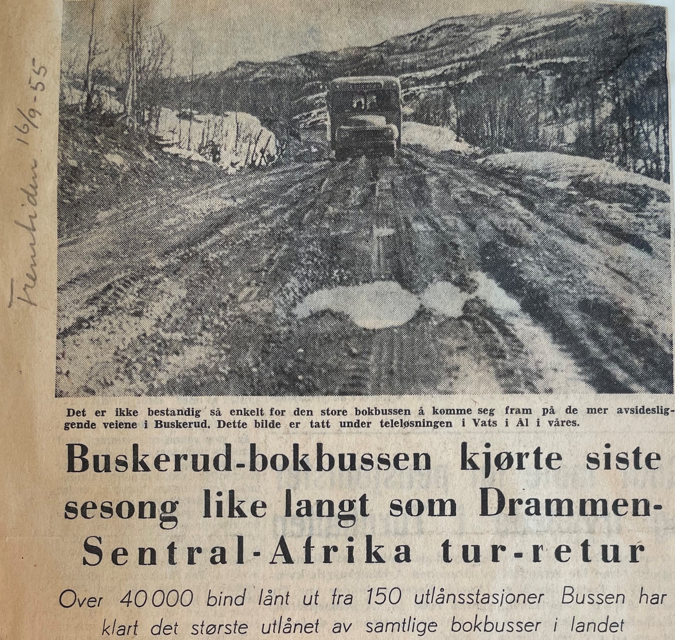 Avisutklipp om at bokbussen i Buskerud har kjørt langt. Bilde av bokbussen på dårlige veier 1955.