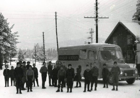 Vinterkledde barn fra Enger skole ved bokbuss i Eggedal 1952 