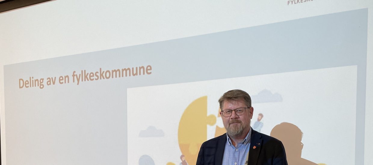 Jahn Pettersen fra Vestfold og Telemark fylkeskommune holder foredrag om deling av fylkeskommunen