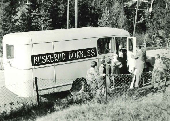 Bokbuss i Sigdal, barn står utenfor bussen 