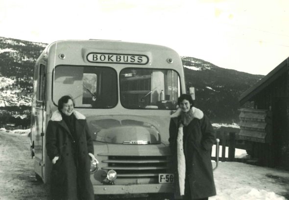 Bokbussen ved Vindeggle med to bibliotekarer i vinterkåper foran 1952. Navn på bibliotekarene er Ingrid Schmidt Hanssen og Åse Nordheim