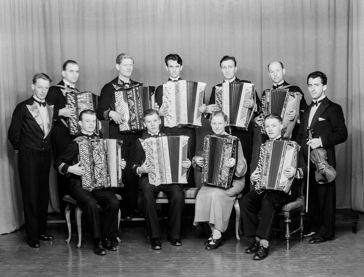 Bilde av Henschiens trekkspillorkester, med fiolinist Jacob Scharff.