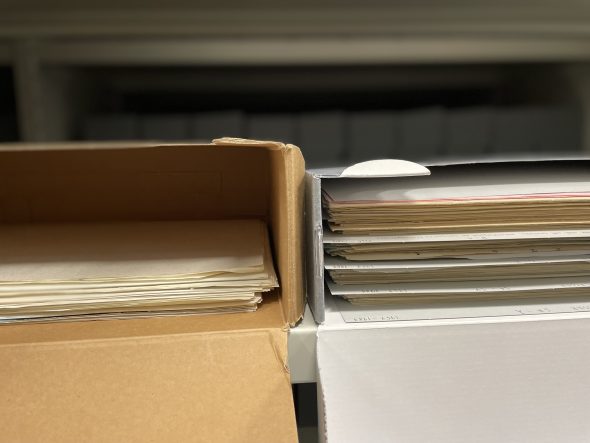 En arkivboks med få dokumenter, og en en nesten full med dokumenter.
