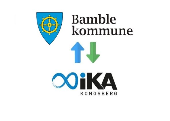 Kommunevåpenet til Bamble kommune, gult skipsratt på blå bakgrunn, og logoen til IKA Kongsberg. Mellom dem er det to piler som peker hver sin vei.