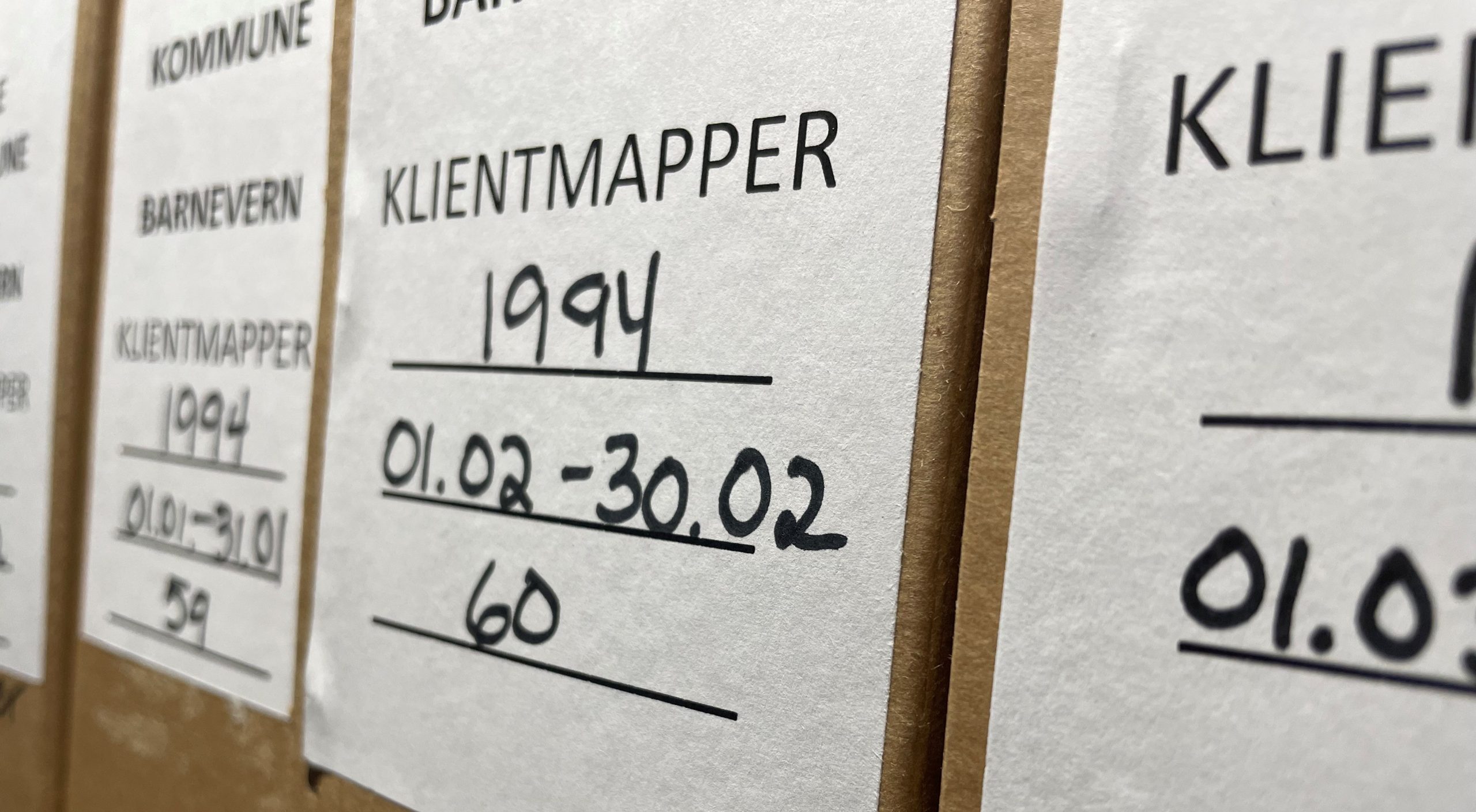 Brune arkivbokser med hvite merkelapper merket Barnevern, klientmapper 1994